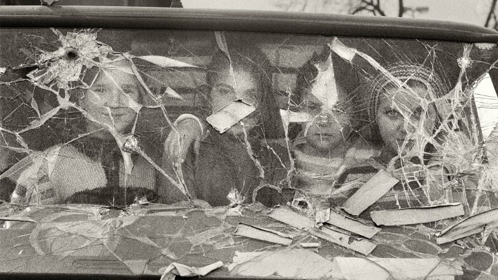 Niñas tras cristal coche. Bosnia. Guerra de los Balcanes. Mar.1994 © Gervasio Sánchez